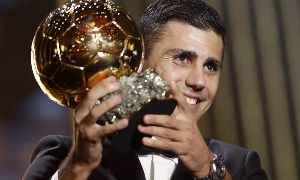 El centrocampista del Manchester City y de la selección española Rodri gana el Balón de Oro Masculino 2024 en la ceremonia del Balón de Oro 2024 en el Teatro du Chatelet en París, Francia, el 28 de octubre de 2024. EFE/EPA/MOHAMMED BADRA