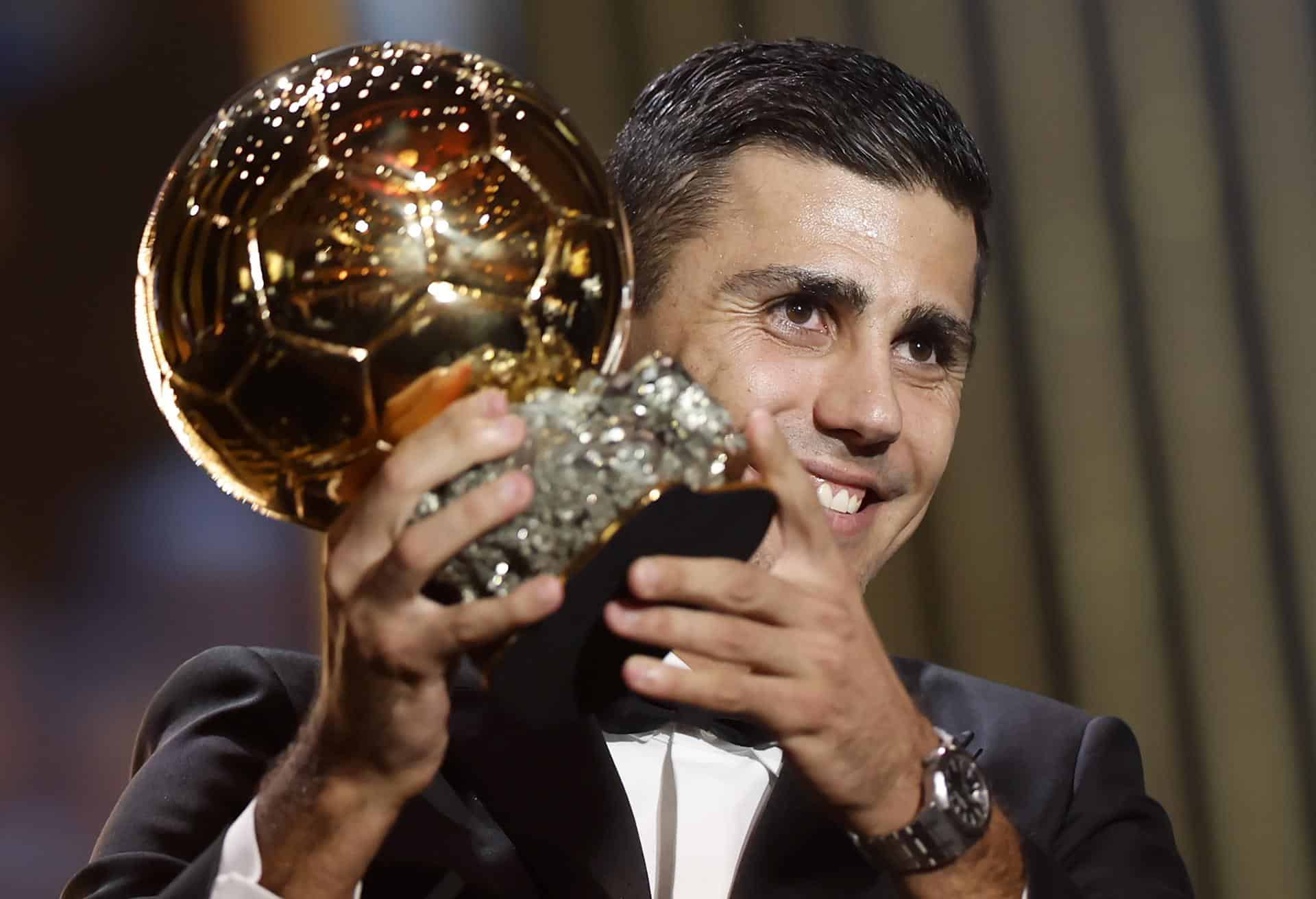 El centrocampista del Manchester City y de la selección española Rodri gana el Balón de Oro Masculino 2024 en la ceremonia del Balón de Oro 2024 en el Teatro du Chatelet en París, Francia, el 28 de octubre de 2024. EFE/EPA/MOHAMMED BADRA