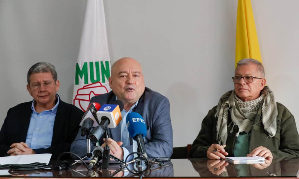 Los exintegrantes del secretariado de las FARC, Carlos Carlos Antonio Lozada (c), Rodrigo Granda (d) y Pablo Catatumbo (i) hablan este miércoles durante una rueda de prensa en Bogotá (Colombia). EFE/ Carlos Ortega