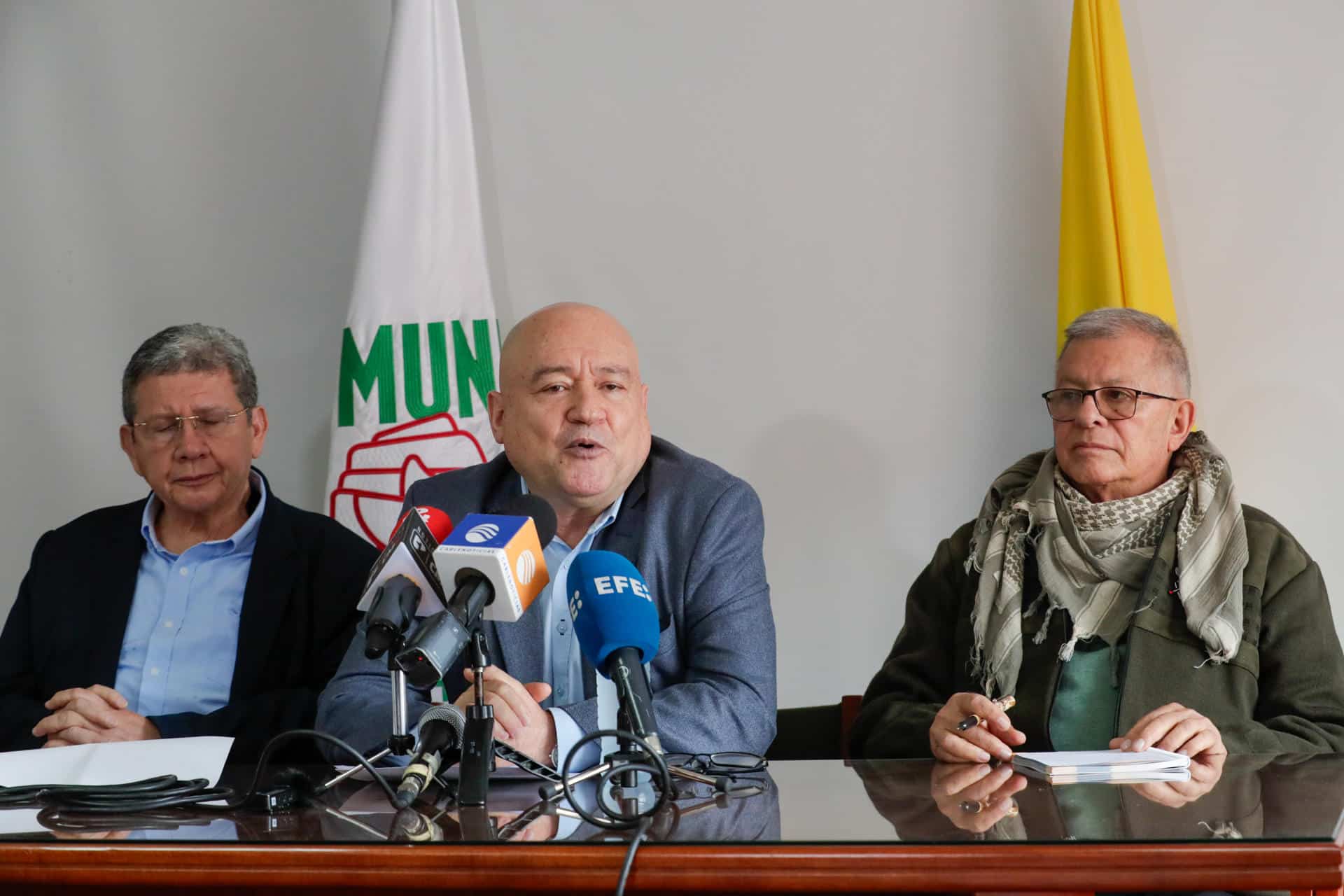 Los exintegrantes del secretariado de las FARC, Carlos Carlos Antonio Lozada (c), Rodrigo Granda (d) y Pablo Catatumbo (i) hablan este miércoles durante una rueda de prensa en Bogotá (Colombia). EFE/ Carlos Ortega