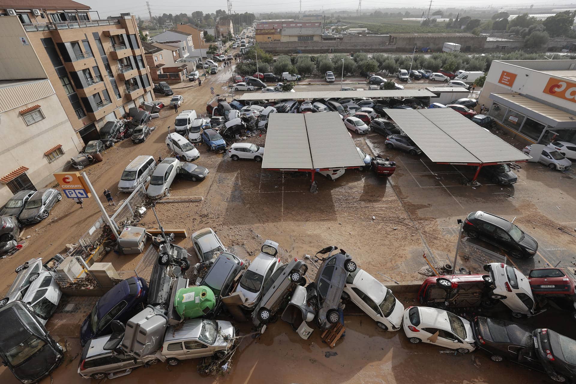 Vista general de varios vehículos dañados en Paiporta, tras las fuertes lluvias causadas por la DANA. EFE/Manu Bruque