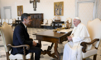 El papa Francisco y el presidente del Gobierno, Pedro Sánchez durante su encuentro este viernes en el Vaticano. EFE/Mario Tomassetti/ Prensa del Vaticano/ POOL / SOLO USO EDITORIAL/SOLO DISPONIBLE PARA ILUSTRAR LA NOTICIA QUE ACOMPAÑA (CRÉDITO OBLIGATORIO)