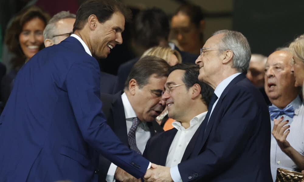 Rafael Nadal (i) saluda al presidente del Real Madrid, Florentino Pérez, en el palco del estadio Santiago Bernabéu. EFE/ Juan Carlos Hidalgo