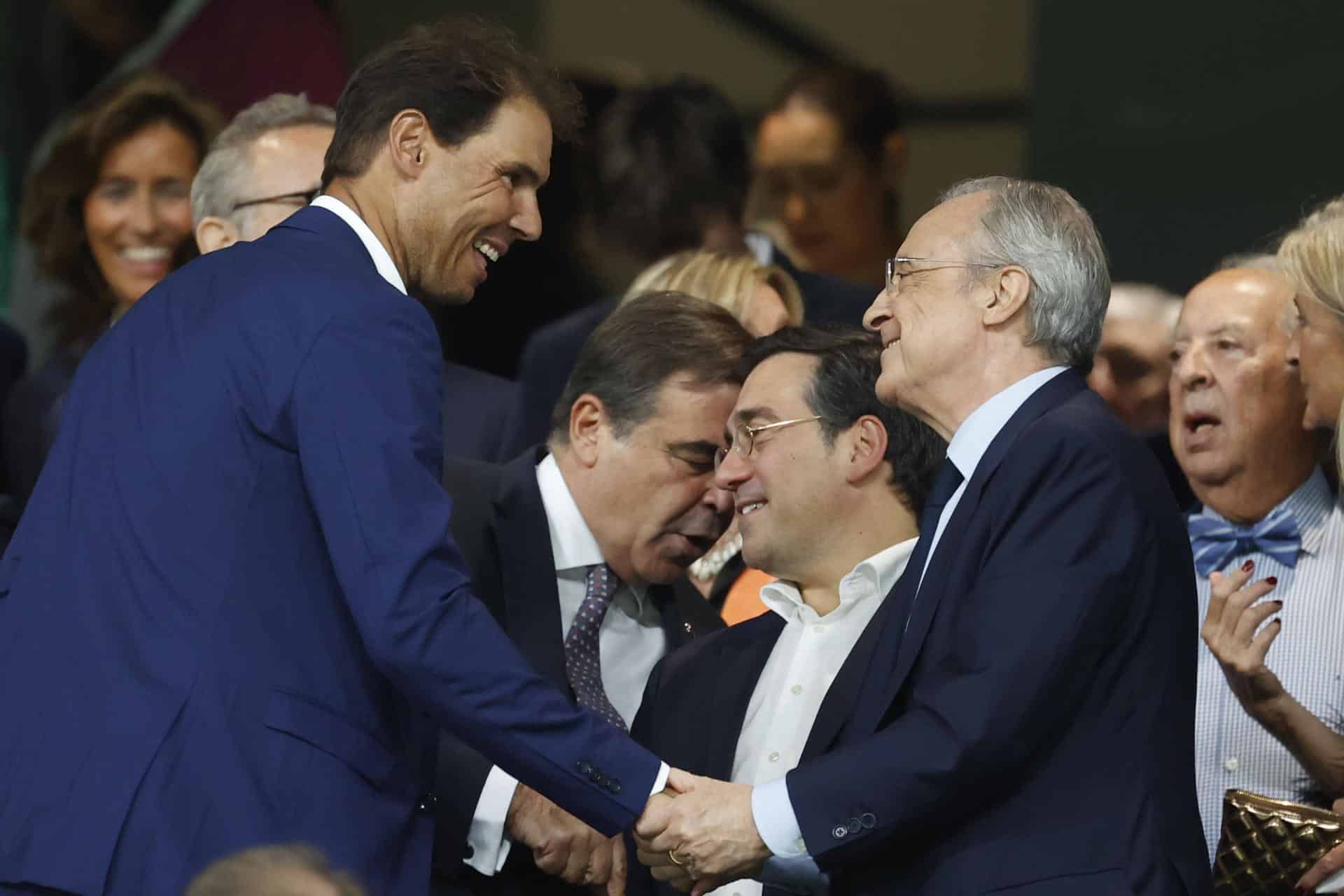 Rafael Nadal (i) saluda al presidente del Real Madrid, Florentino Pérez, en el palco del estadio Santiago Bernabéu. EFE/ Juan Carlos Hidalgo