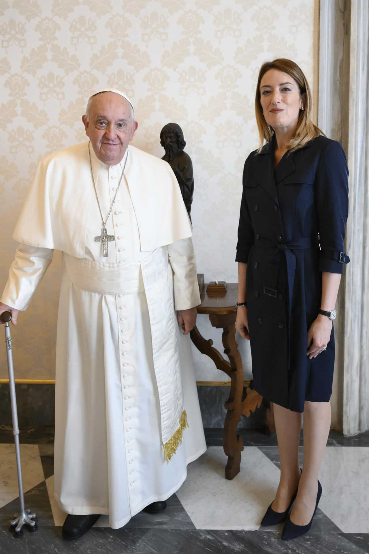 El papa Francisco recibió este viernes en una audiencia en el Vaticano a la presidenta del Parlamento Europeo, Roberta Metsola, con la que se reunió durante algo más de media hora, informó la Santa Sede. EFE/ Mario Tomassetti / Vaticano***SOLO USO EDITORIAL/SOLO DISPONIBLE PARA ILUSTRAR LA NOTICIA QUE ACOMPAÑA (CRÉDITO OBLIGATORIO)***