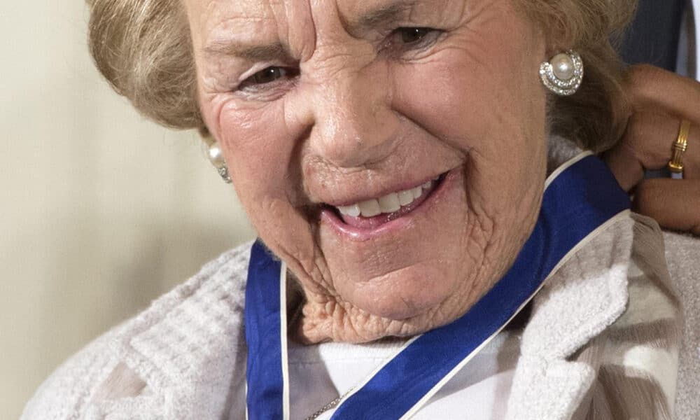 Fotografía de archivo del 24 de noviembre de 2014 de la defensora de derechos humanos y viuda de Robert F. Kennedy, Ethel Kennedy, recibiendo la Medalla Presidencial de la Libertad durante una ceremonia en la Casa Blanca, en Washington D.C., (Estados Unidos). EFE/ Michael Reynolds