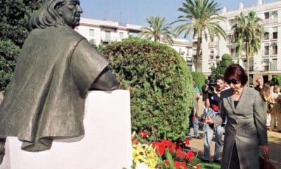 La viuda de Rafael Alberti, Maria Asunción Mateo deposita un clavel en el busto del poeta portuense en el día del aniversario de su muerte. EFE/JARO MUÑOZ/Archivo