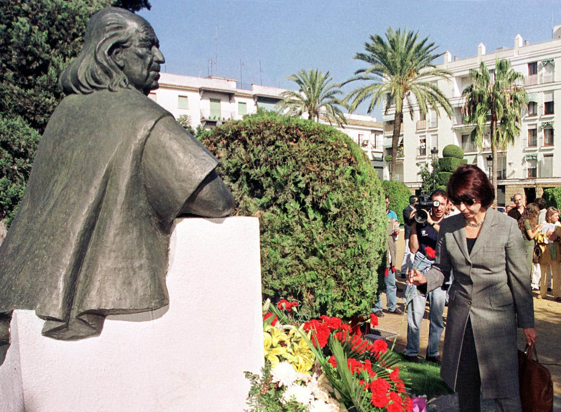 La viuda de Rafael Alberti, Maria Asunción Mateo deposita un clavel en el busto del poeta portuense en el día del aniversario de su muerte. EFE/JARO MUÑOZ/Archivo