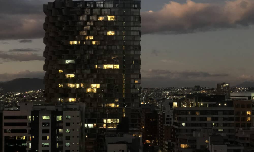 Fotografía de archivo del atardecer en el centro financiero del norte de Quito, en Ecuador, país que padece de una crisis energética. EFE/ Fernando Gimeno