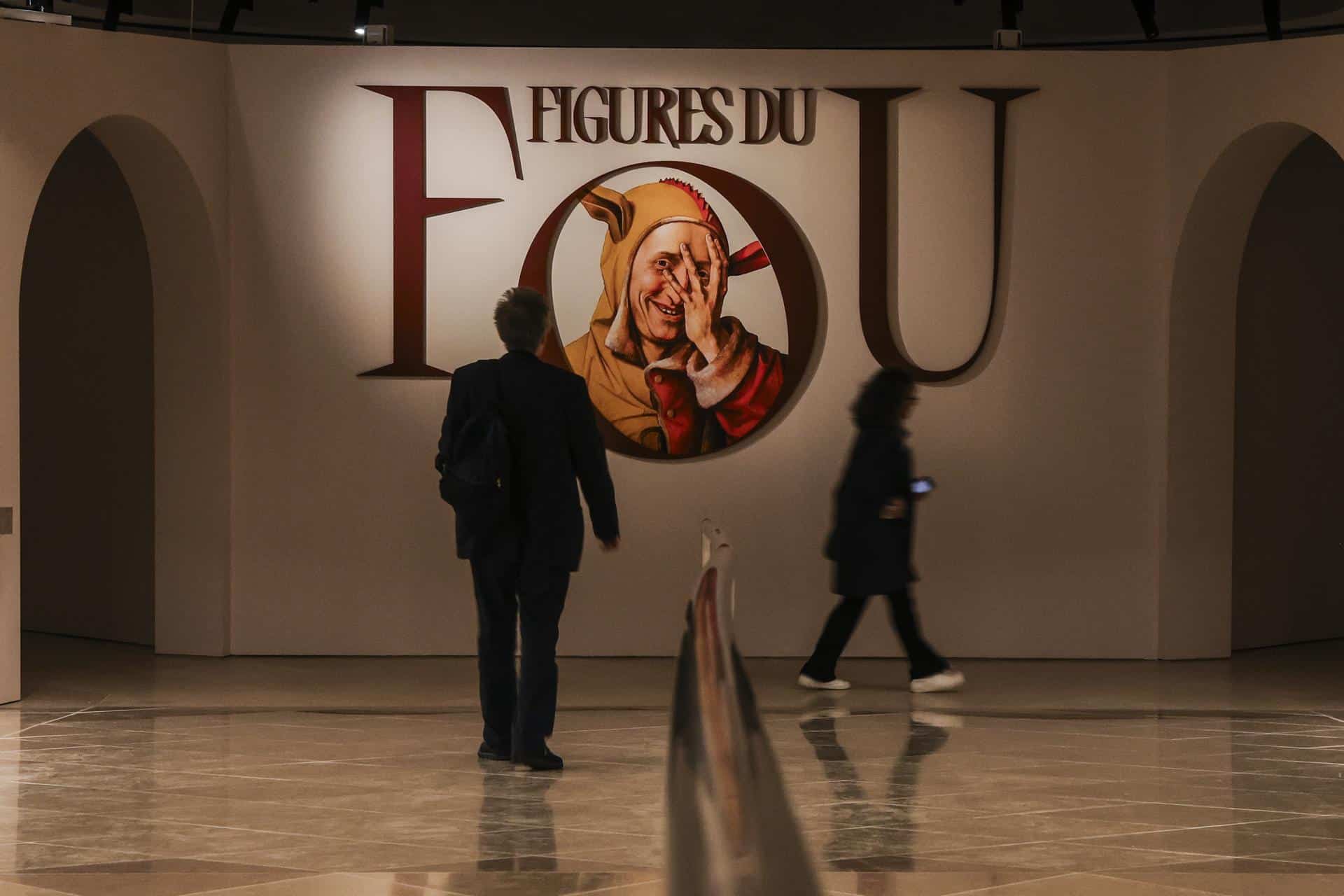 Personas entran a la exposición 'Figuras del bufón. De la Edad Media al Romanticismo' durante una presentación de prensa en el Museo del Louvre en París, Francia, el 15 de octubre de 2024. La exposición explora la figura del loco medieval a través de diversas representaciones y podrá visitarse del 16 de octubre de 2024 al 3 de febrero de 2025. (Francia) EFE/EPA/TERESA SUÁREZ