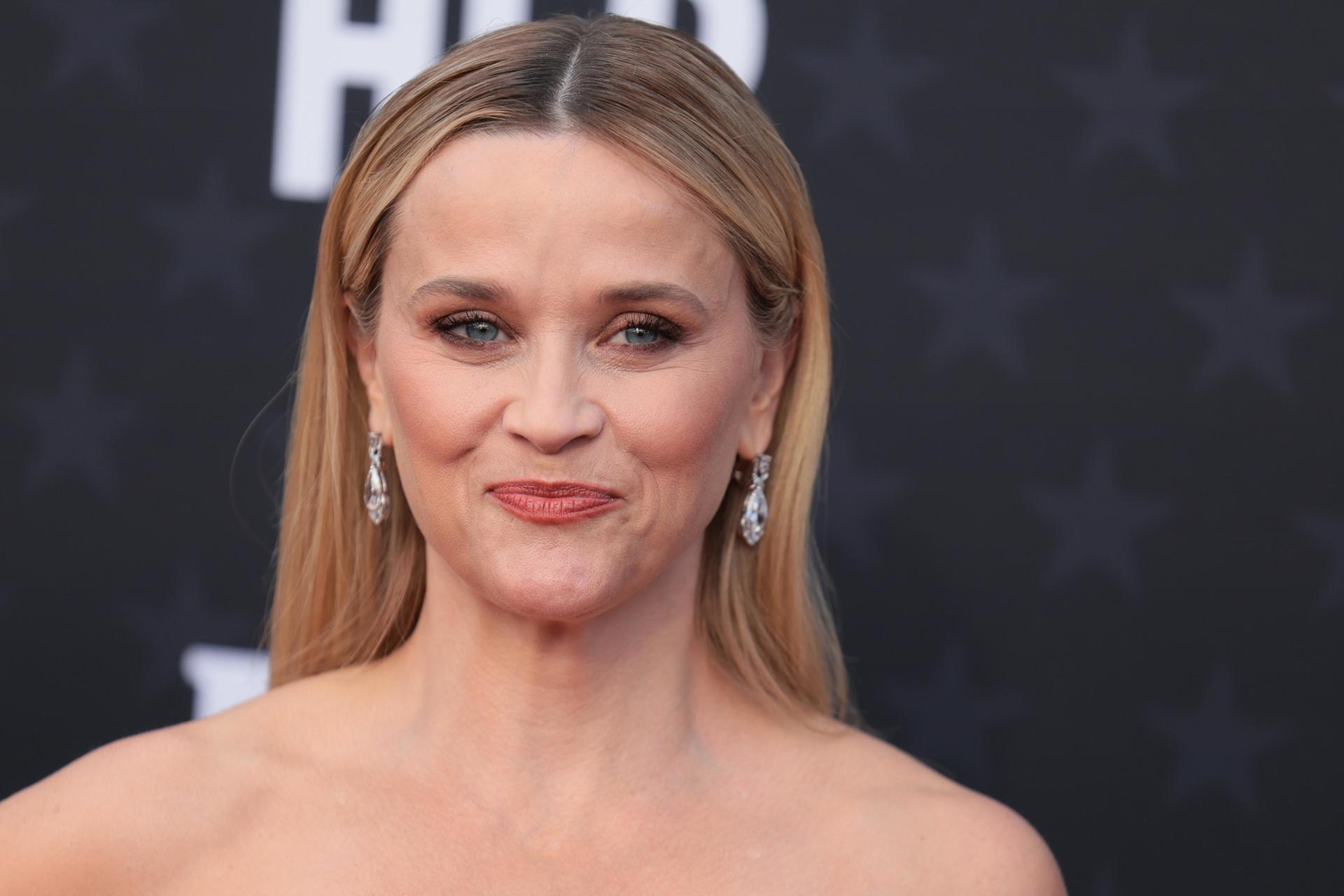 La actriz estadounidense Reese Witherspoon asiste a los 29º Critics Choice Awards en The Barker Hangar en Santa Mónica, California, EE.UU., el 14 de enero de 2024. EFE/EPA/Allison