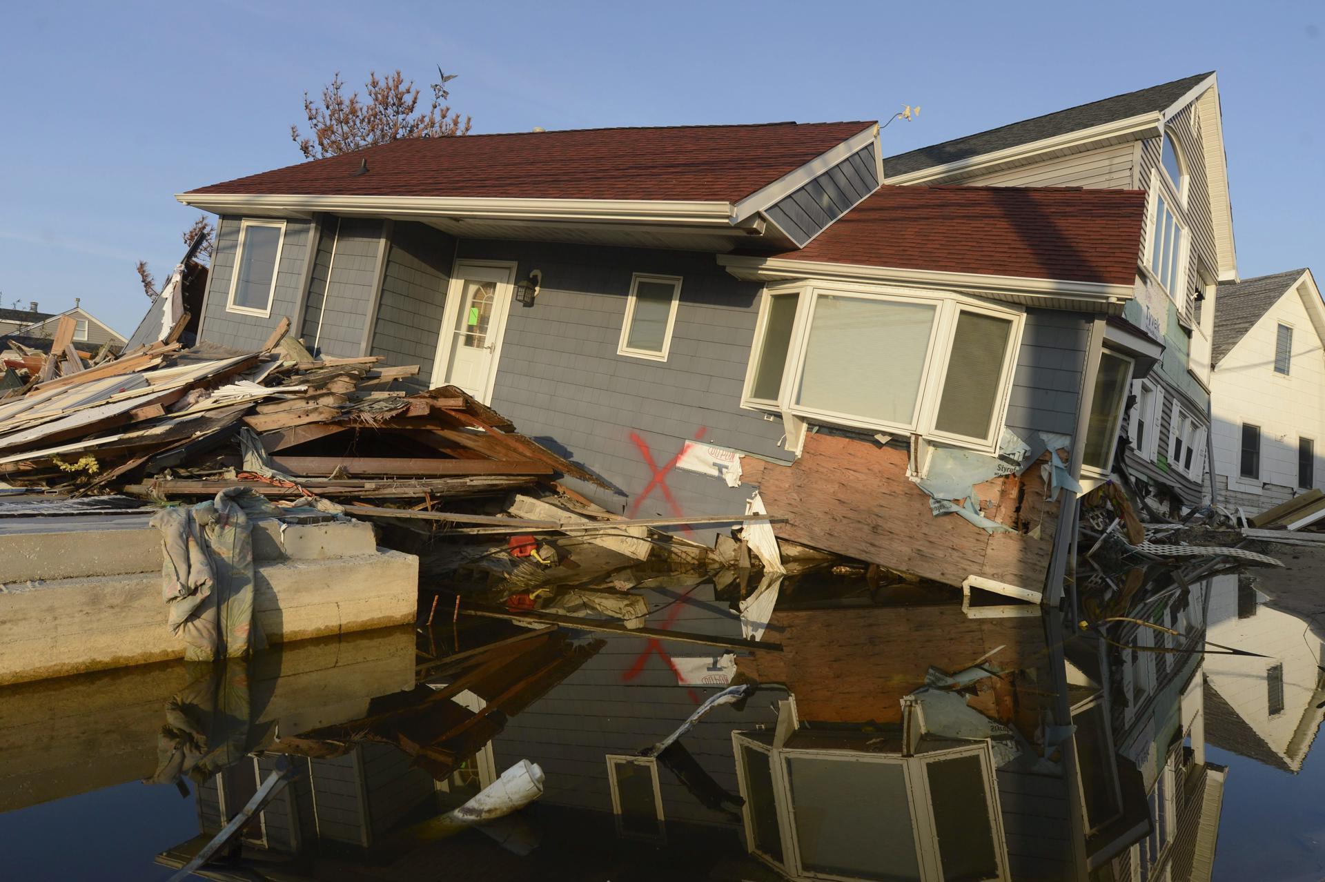 Fotografía de casas destruidas por el huracán Sandy en Normandy Beach, New Jersey, el 28 abril de 2013. EFE/EPA/Michael Reynolds