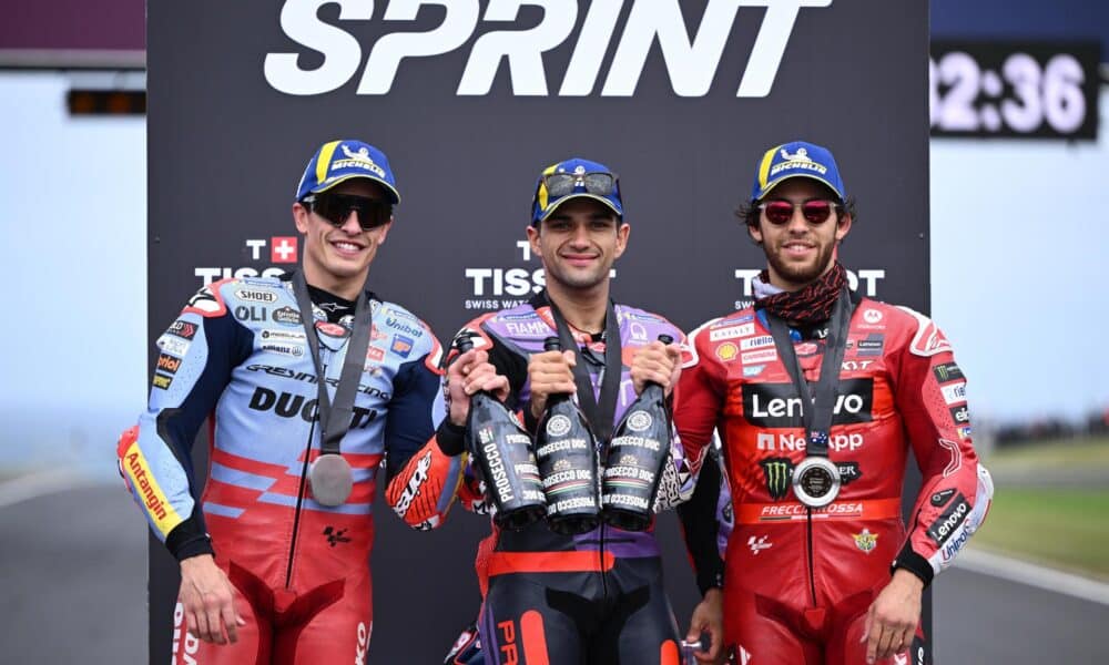 (Izq-dch) Marc Marquez, segundo clasificado, Jorge Martín, ganador, y Enea Bastianini, tercero, tras la carrera sprint del Gran Premio de Australia de MotoGP. EFE/EPA/JOEL CARRETT AUSTRALIA AND NEW ZEALAND OUT