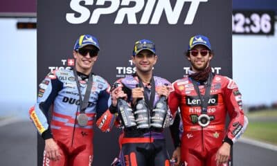 (Izq-dch) Marc Marquez, segundo clasificado, Jorge Martín, ganador, y Enea Bastianini, tercero, tras la carrera sprint del Gran Premio de Australia de MotoGP. EFE/EPA/JOEL CARRETT AUSTRALIA AND NEW ZEALAND OUT