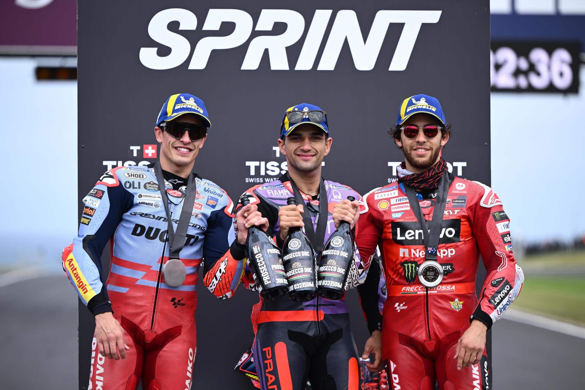 (Izq-dch) Marc Marquez, segundo clasificado, Jorge Martín, ganador, y Enea Bastianini, tercero, tras la carrera sprint del Gran Premio de Australia de MotoGP. EFE/EPA/JOEL CARRETT AUSTRALIA AND NEW ZEALAND OUT