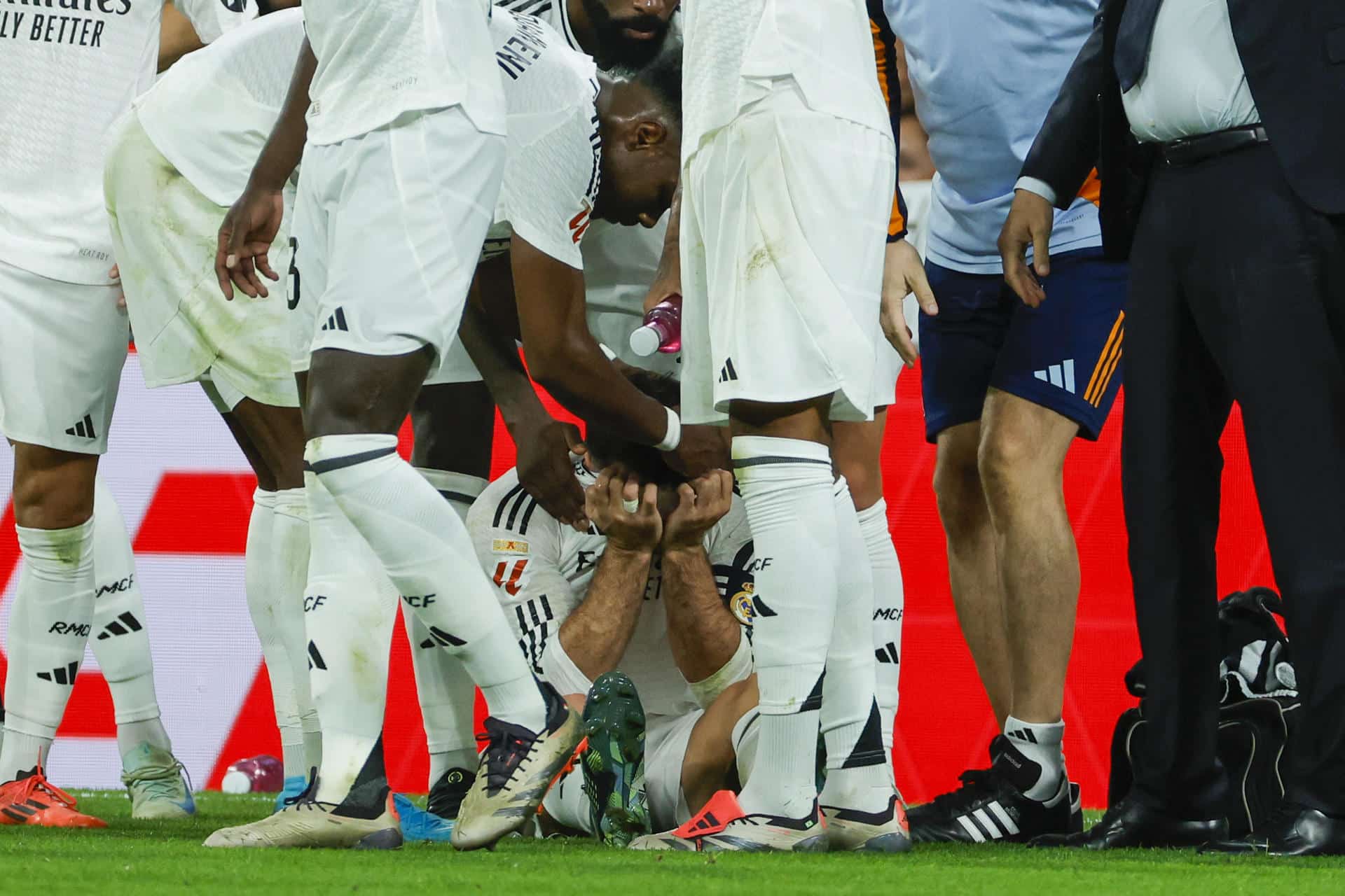 Foto de archivo del defensa del Real Madrid Dani Carvajal, lesionado durante el partido de la jornada 9 de LaLiga EA Sports que disputaron Real Madrid y Villarreal en el estadio Santiago Bernabéu. EFE/Zipi Aragón