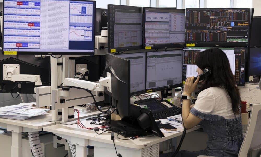 Fotografía de archivo de un corredor de bolsa haciendo monitoreo. EFE/EPA/Jeon Heon-Kyun