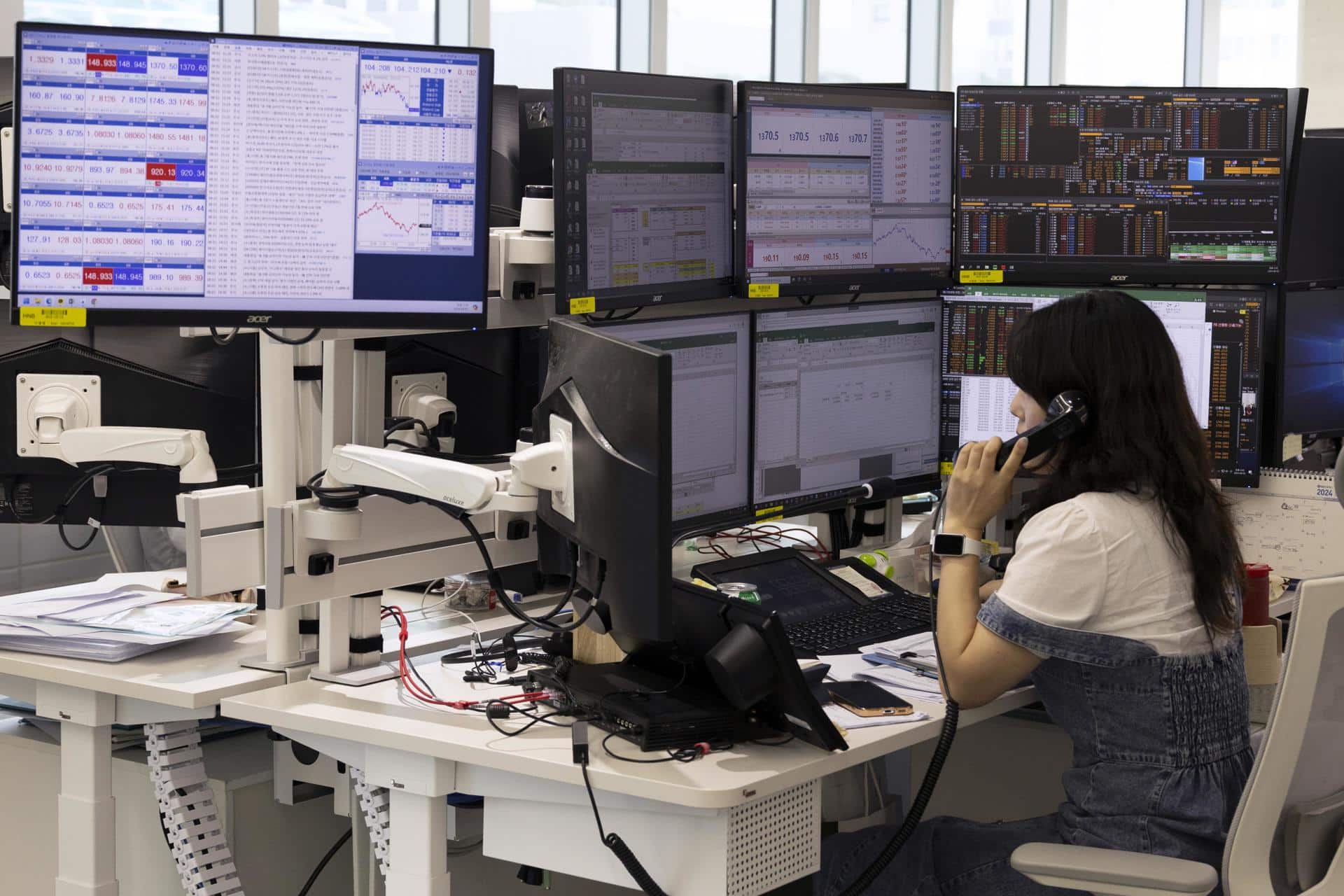 Fotografía de archivo de un corredor de bolsa haciendo monitoreo. EFE/EPA/Jeon Heon-Kyun