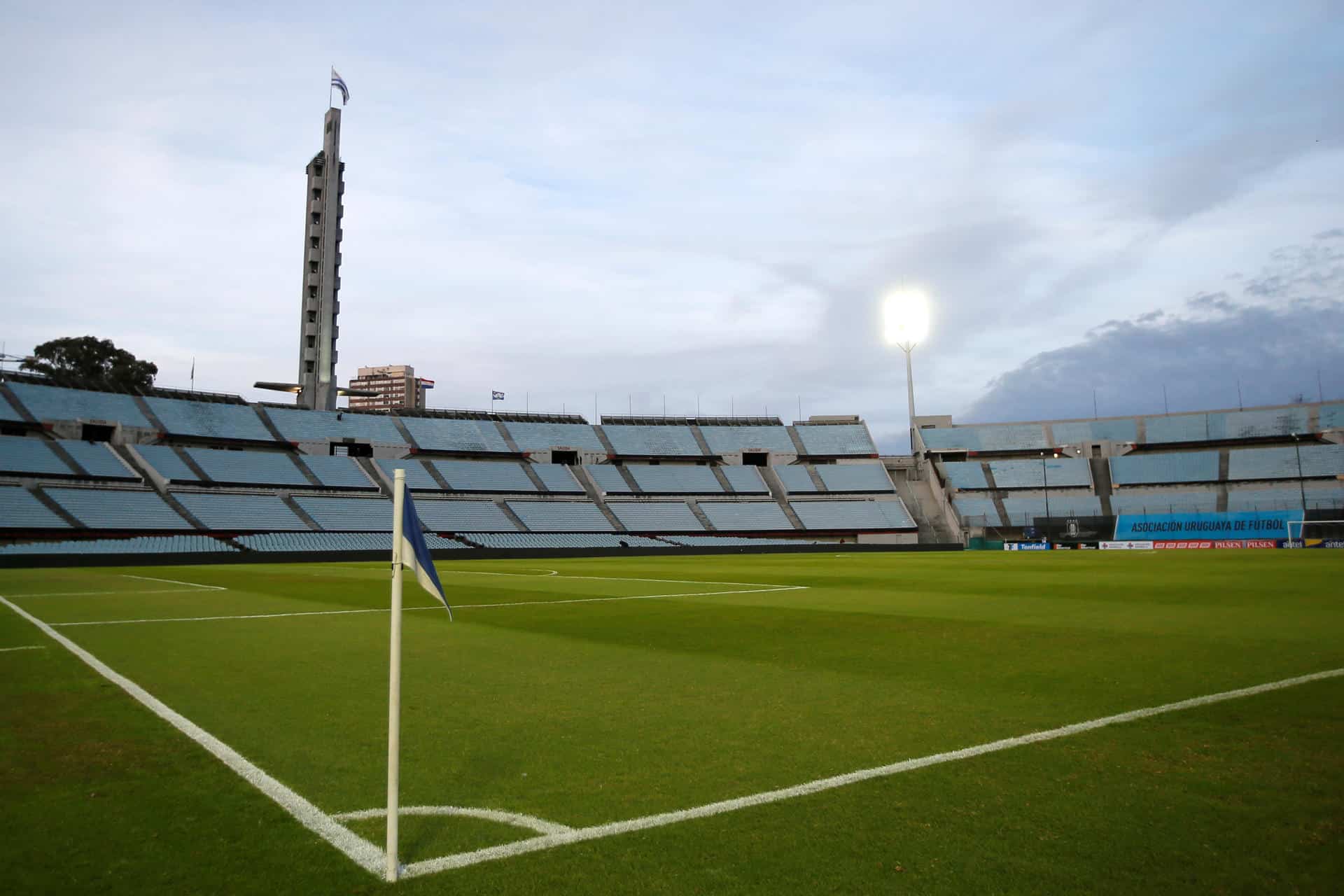 Foto de archivo del estadio Centenario. La Policía de Uruguay dijo que el histórico escenario brinda garantías para que el Peñarol-Botafogo de la semifinal de la Libertadores se juegue con público visitante. EFE/ Mariana Greif ARCHIVO