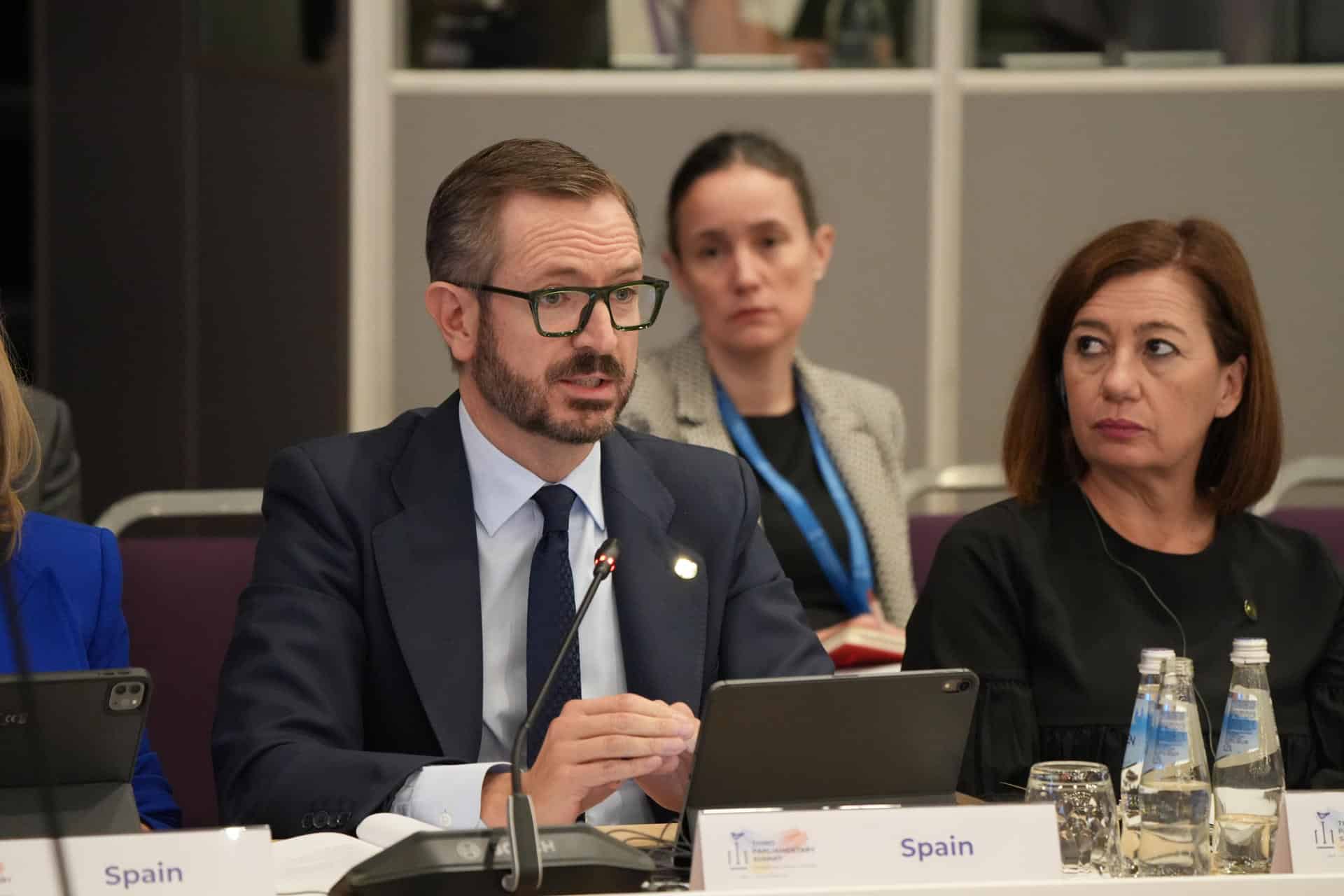 La presidenta del Congreso, Francina Armengol (d), y Javier Maroto, vicepresidente del Senado de España durante la tercera reunión parlamentaria de la Plataforma de Crimea este jueves, en Riga (Letonia). La presidenta del Congreso de los Diputados, Francina Armengol, reiteró este jueves el apoyo de España a Ucrania en su defensa frente a Rusia, pese a las dificultades del conflicto. "Ucrania puede contar con nuestro apoyo incondicional pese a las difíciles circunstancias", dijo Armengol al aludir a la guerra de agresión rusa que sufre el país europeo en la tercera reunión parlamentaria de la Plataforma de Crimea que acoge la capital letona en el año del décimo aniversario de la anexión ilegal rusa de la península ucraniana de Crimea.EFE/ Reinis Inkens Seimas SOLO USO EDITORIAL SOLO DISPONIBLE PARA ILUSTRAR LA NOTICIA QUE ACOMPAÑA (CRÉDITO OBLIGATORIO)