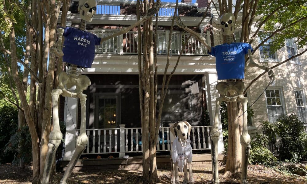 Fotografía donde se muestra una decoración de Halloween con dos esqueletos portando camisetas de la formula electoral Harris-Walz, y de Trump-Vance, en una casa en Washington (Estados Unidos). EFE/ Esteban Capdepon