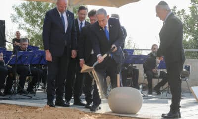 El primer ministro israelí, Benjamin Netanyahu, participa este lunes, en la ceremonia en memoria de los asesinados y caídos el 7 de octubre y en la guerra de las "Espadas de Hierro", y en la colocación de una piedra angular para la Monumento a las víctimas de las hostilidades, en la Knesset de Jerusalén.EFE/ GPO SOLO USO EDITORIAL SOLO DISPONIBLE PARA ILUSTRAR LA NOTICIA QUE ACOMPAÑA (CRÉDITO OBLIGATORIO)