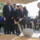 El primer ministro israelí, Benjamin Netanyahu, participa este lunes, en la ceremonia en memoria de los asesinados y caídos el 7 de octubre y en la guerra de las "Espadas de Hierro", y en la colocación de una piedra angular para la Monumento a las víctimas de las hostilidades, en la Knesset de Jerusalén.EFE/ GPO SOLO USO EDITORIAL SOLO DISPONIBLE PARA ILUSTRAR LA NOTICIA QUE ACOMPAÑA (CRÉDITO OBLIGATORIO)