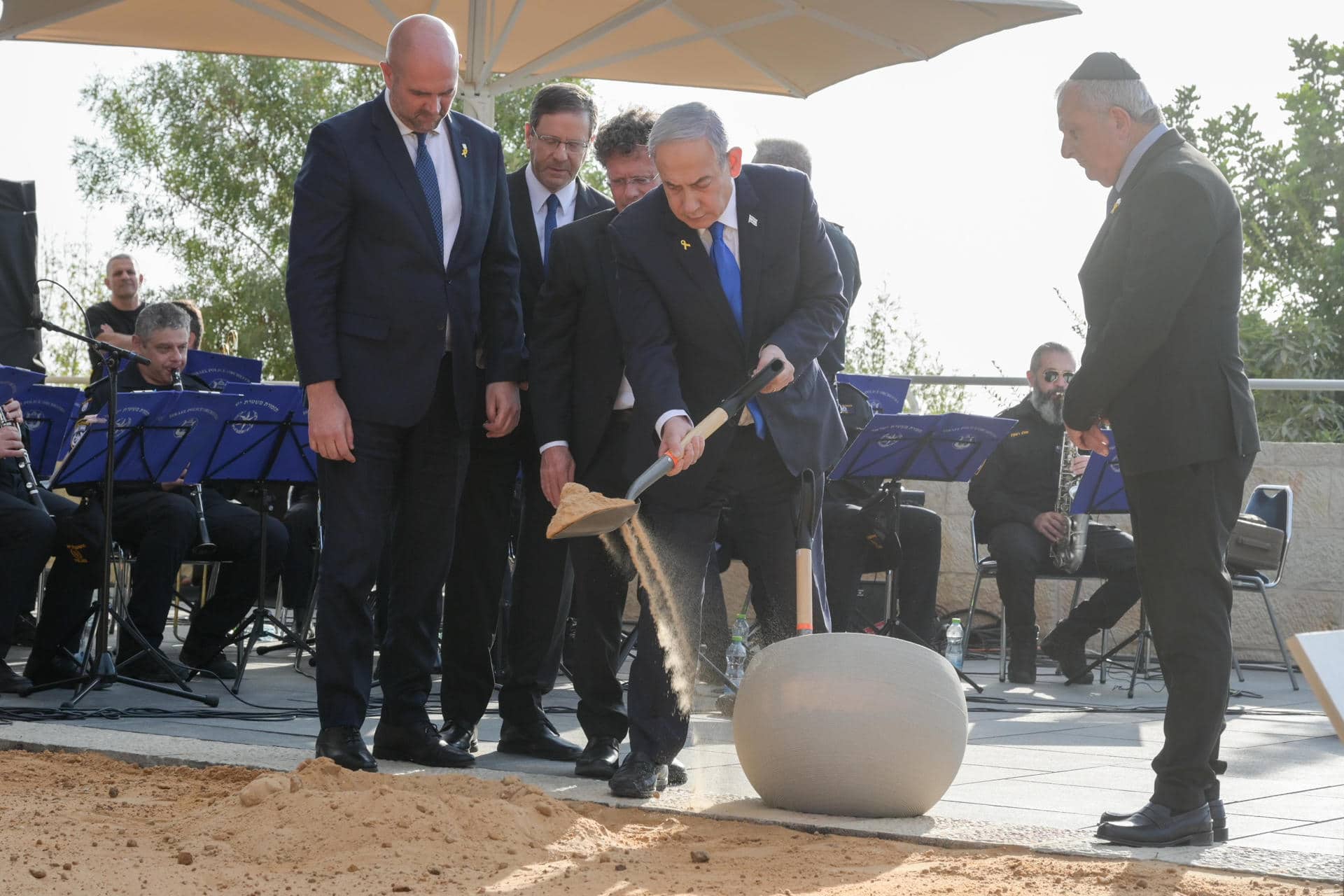 El primer ministro israelí, Benjamin Netanyahu, participa este lunes, en la ceremonia en memoria de los asesinados y caídos el 7 de octubre y en la guerra de las "Espadas de Hierro", y en la colocación de una piedra angular para la Monumento a las víctimas de las hostilidades, en la Knesset de Jerusalén.EFE/ GPO SOLO USO EDITORIAL SOLO DISPONIBLE PARA ILUSTRAR LA NOTICIA QUE ACOMPAÑA (CRÉDITO OBLIGATORIO)