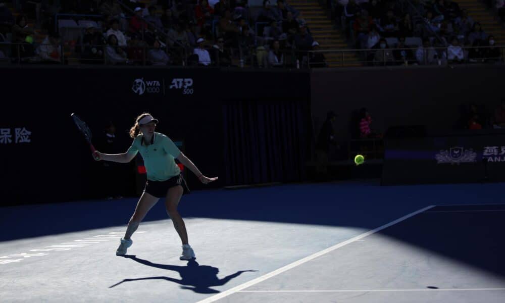 La española Cristina Bucsa golpea de derecha durante su partido de cuarta ronda de individuales femenino contra la checa Karolina Muchova en el Abierto de China en Pekín. EFE/EPA/ANDRÉS MARTÍNEZ CASARES