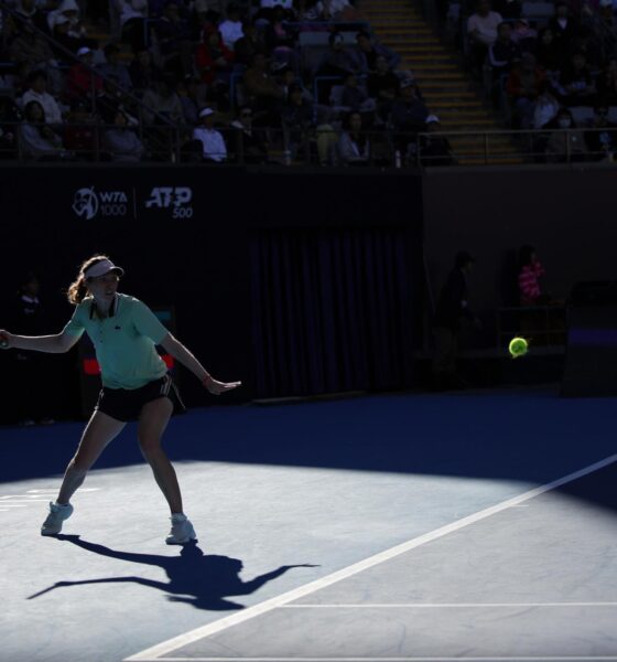 La española Cristina Bucsa golpea de derecha durante su partido de cuarta ronda de individuales femenino contra la checa Karolina Muchova en el Abierto de China en Pekín. EFE/EPA/ANDRÉS MARTÍNEZ CASARES