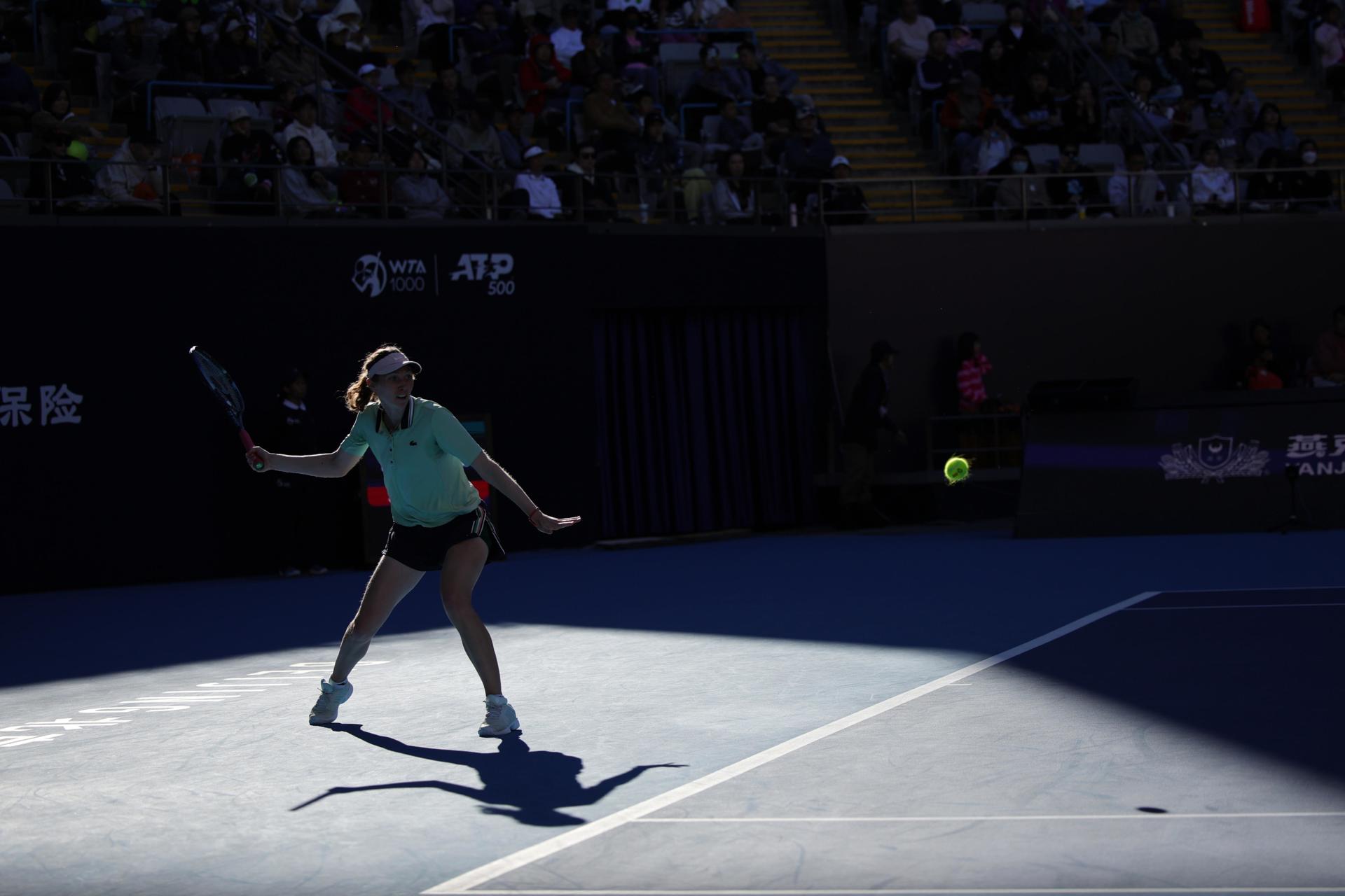 La española Cristina Bucsa golpea de derecha durante su partido de cuarta ronda de individuales femenino contra la checa Karolina Muchova en el Abierto de China en Pekín. EFE/EPA/ANDRÉS MARTÍNEZ CASARES