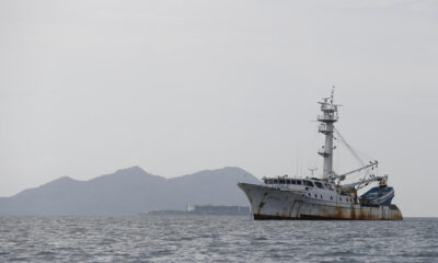 Fotografía del 24 de agosto de 2024 de un barco atunero en la bahía de Panamá (Panamá). EFE/Bienvenido Velasco