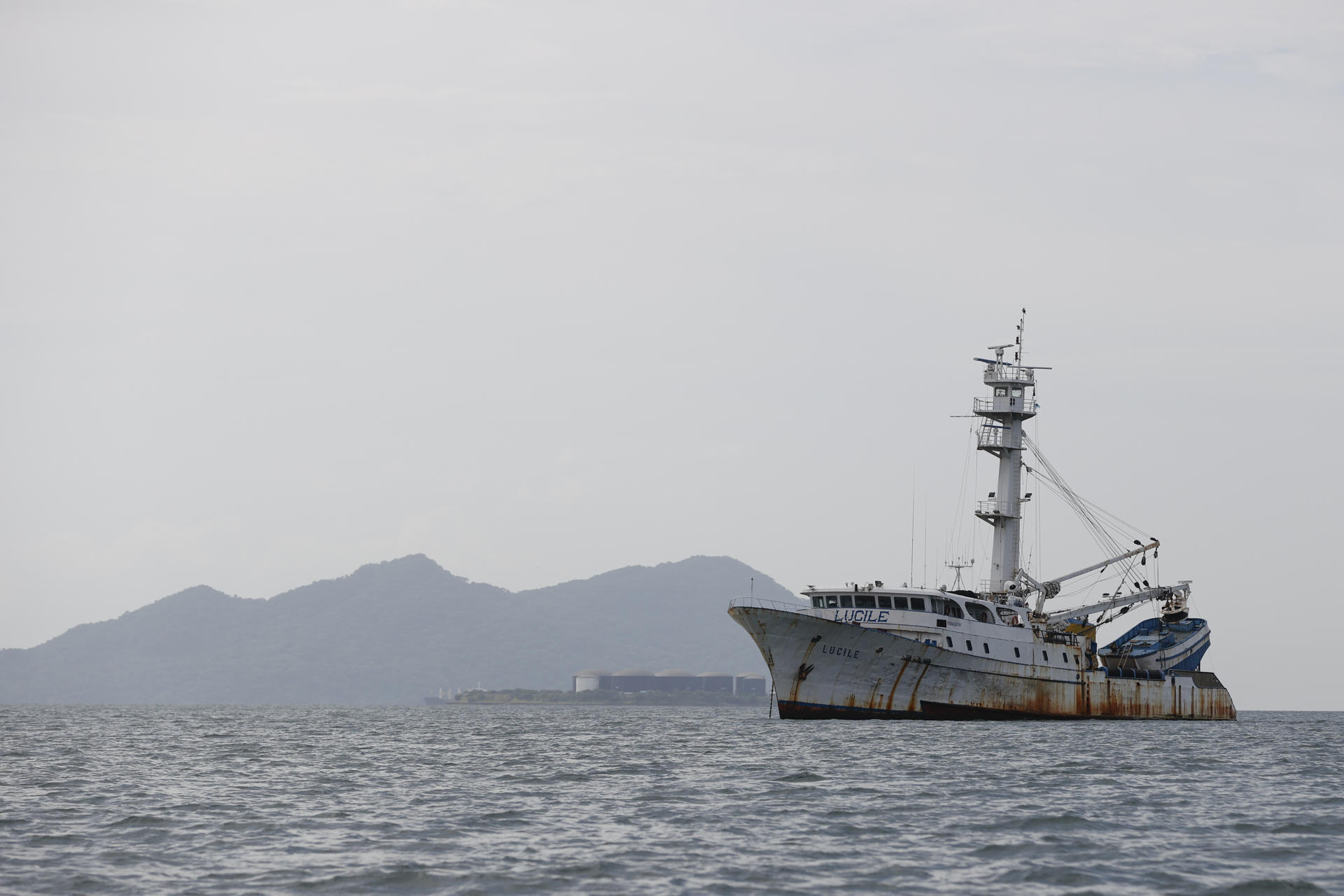 Fotografía del 24 de agosto de 2024 de un barco atunero en la bahía de Panamá (Panamá). EFE/Bienvenido Velasco