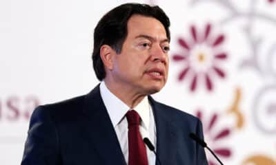 El secretario de Educación Pública (SEP) Mario Delgado, habla durante una conferencia de prensa matutina este lunes en Palacio Nacional de la Ciudad de México (México). EFE/Mario Guzmán