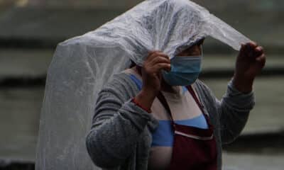 Una mujer se protege de la lluvia en el estado de Oaxaca (México). Archivo. EFE/Daniel Ricardez