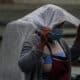 Una mujer se protege de la lluvia en el estado de Oaxaca (México). Archivo. EFE/Daniel Ricardez