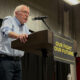 El senador Bernie Sanders habla durante un mitín de políticos demócratas progresistas, en el polideportivo The Millenium, este martes, en Austin, Texas (Estados Unidos). EFE/ Alejandra Arredondo