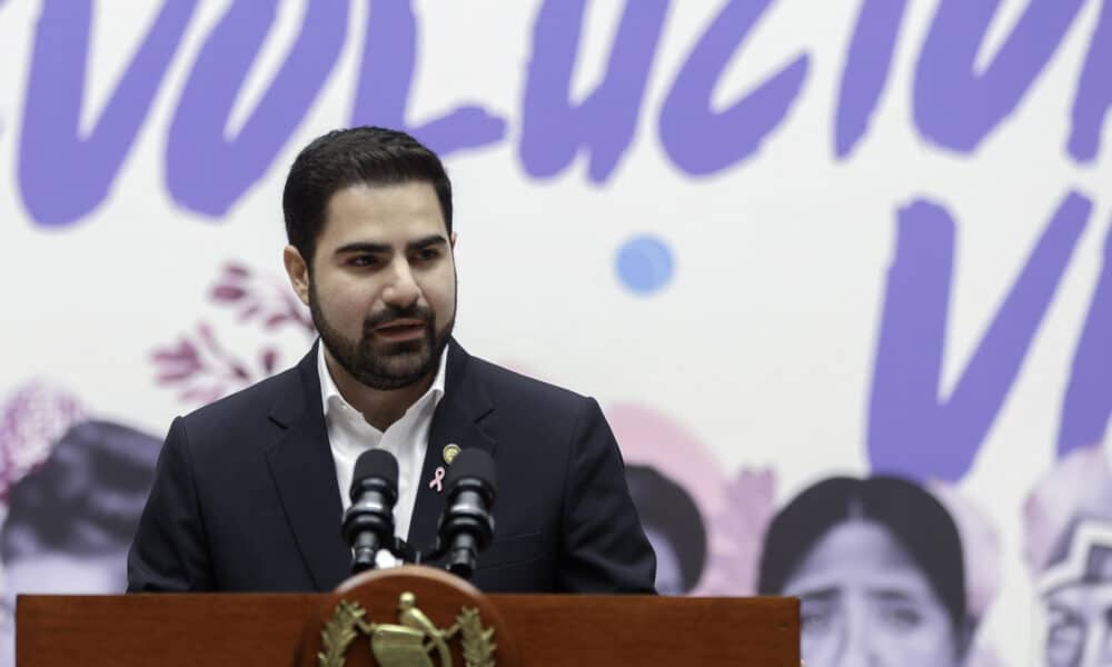 El secretario de comunicación del Gobierno guatemalteco, Santiago Palomo, habla durante una conferencia de prensa este lunes en Ciudad de Guatemala (Guatemala). EFE/ Mariano Macz