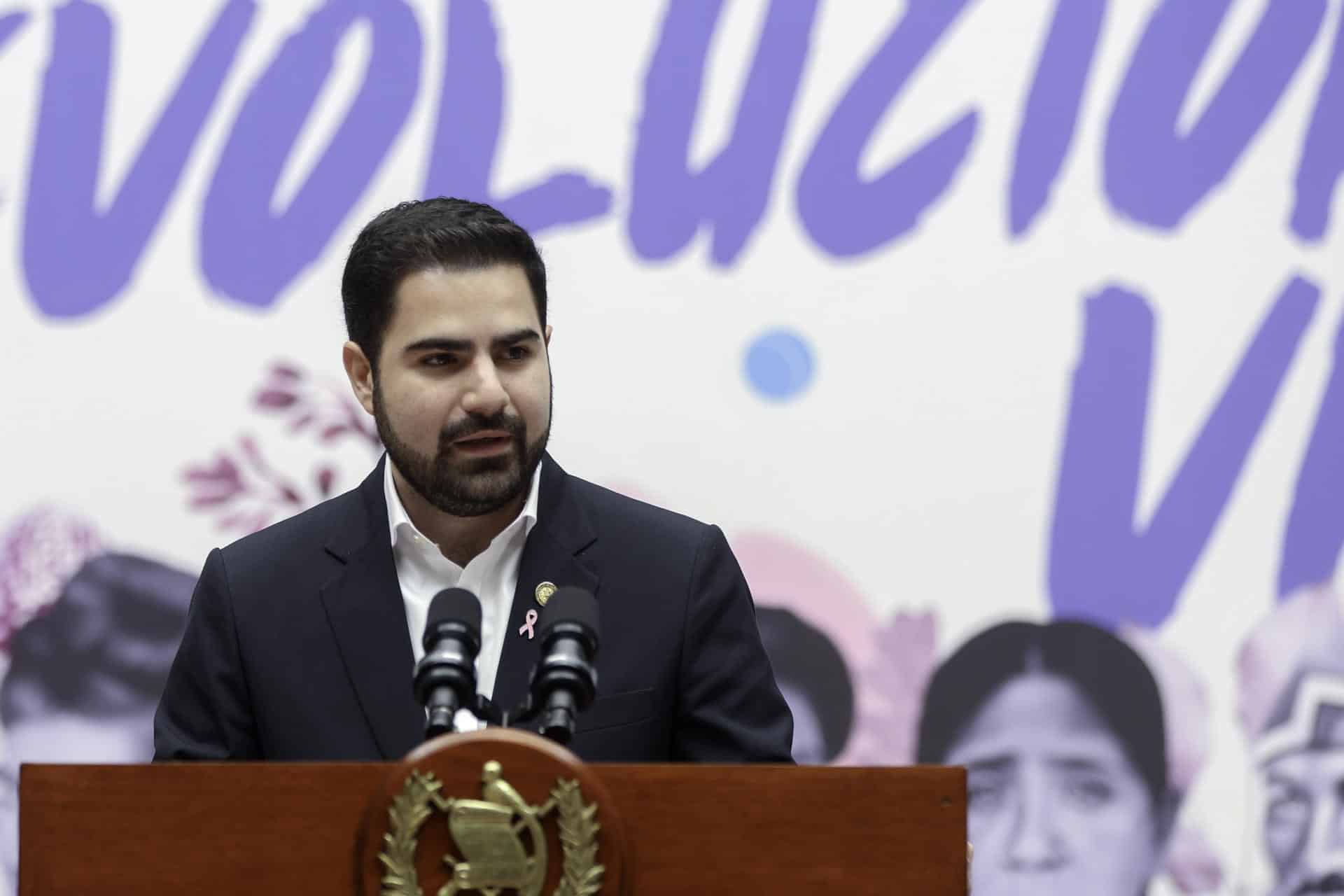 El secretario de comunicación del Gobierno guatemalteco, Santiago Palomo, habla durante una conferencia de prensa este lunes en Ciudad de Guatemala (Guatemala). EFE/ Mariano Macz