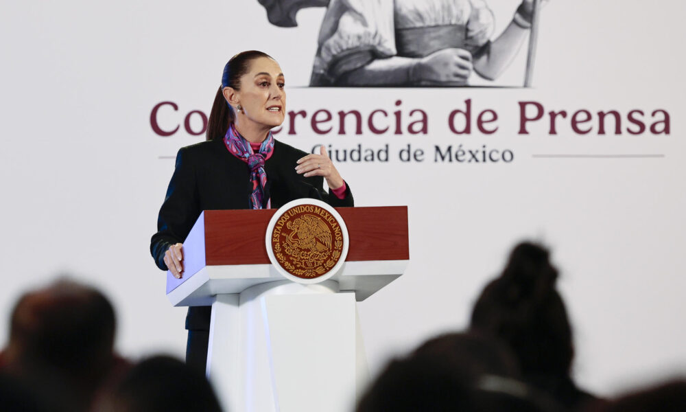 La presidenta de México, Claudia Sheinbaum, habla durante una conferencia de prensa este viernes, en el Palacio Nacional de la Ciudad de México (México). EFE/José Méndez