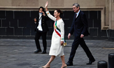 La presidenta de México, Claudia Sheinbaum se encamina junto con su esposo Jesús María Tarriba (d) para participa en la ceremonia de entrega del Bastón de Mando por parte de los representantes de los pueblos indígenas, este martes en Ciudad de México (México). EFE/Sáshenka Gutiérrez