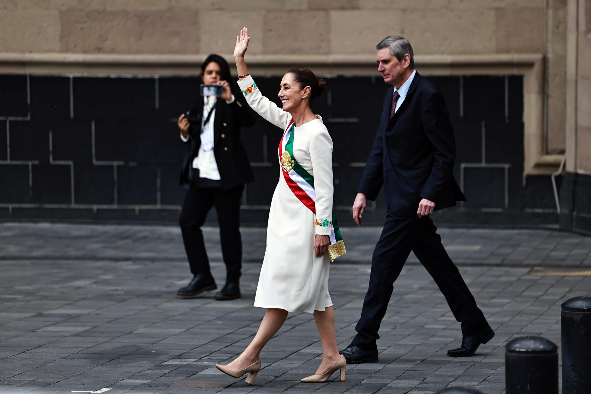 La presidenta de México, Claudia Sheinbaum se encamina junto con su esposo Jesús María Tarriba (d) para participa en la ceremonia de entrega del Bastón de Mando por parte de los representantes de los pueblos indígenas, este martes en Ciudad de México (México). EFE/Sáshenka Gutiérrez