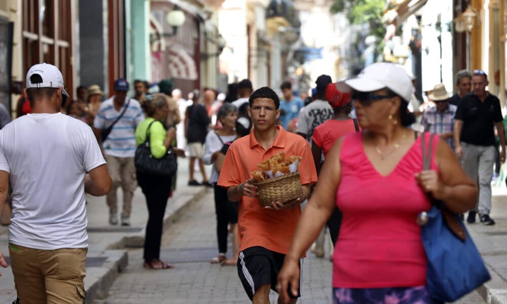 Varias personas transitan una calle en La Habana (Cuba). Imagen de archivo. EFE/ Ernesto Mastrascusa