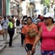 Varias personas transitan una calle en La Habana (Cuba). Imagen de archivo. EFE/ Ernesto Mastrascusa