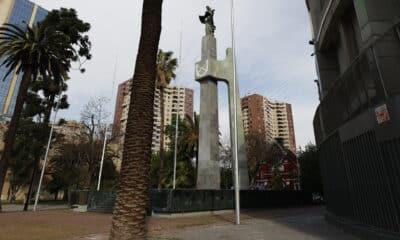 Fotografía del monumento 'Gloria y Victoria a Carabineros', este martes en Santiago (Chile). EFE/ Elvis González