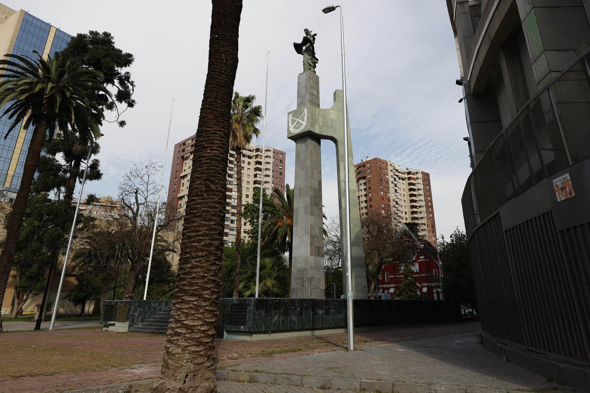 Fotografía del monumento 'Gloria y Victoria a Carabineros', este martes en Santiago (Chile). EFE/ Elvis González