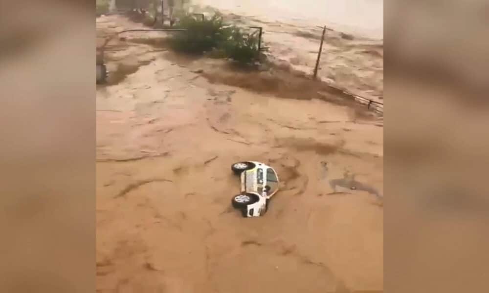 Captura de video que muestra el río Magro desbordado en Utiel y obliga a los bomberos a evacuar bajos y comercios. EFE/Emergencias 112 Valencia -SOLO USO EDITORIAL/SOLO DISPONIBLE PARA ILUSTRAR LA NOTICIA QUE ACOMPAÑA (CRÉDITO OBLIGATORIO)-