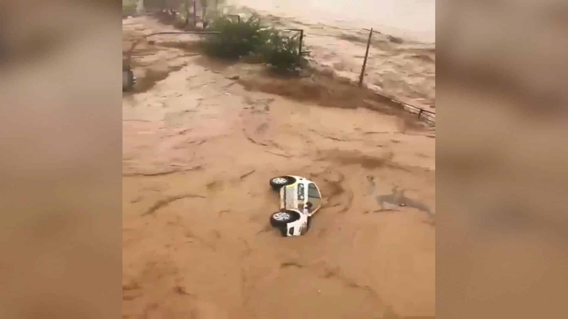 Captura de video que muestra el río Magro desbordado en Utiel y obliga a los bomberos a evacuar bajos y comercios. EFE/Emergencias 112 Valencia -SOLO USO EDITORIAL/SOLO DISPONIBLE PARA ILUSTRAR LA NOTICIA QUE ACOMPAÑA (CRÉDITO OBLIGATORIO)-