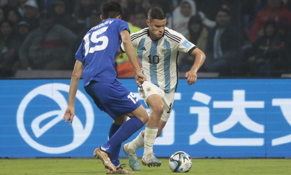 Fotografía de archivo de Valentín Carboni (d) de Argentina al disputar un balón con Diyorbek Ortikboev de Uzbekistán. EFE/Juan Ignacio Roncoroni