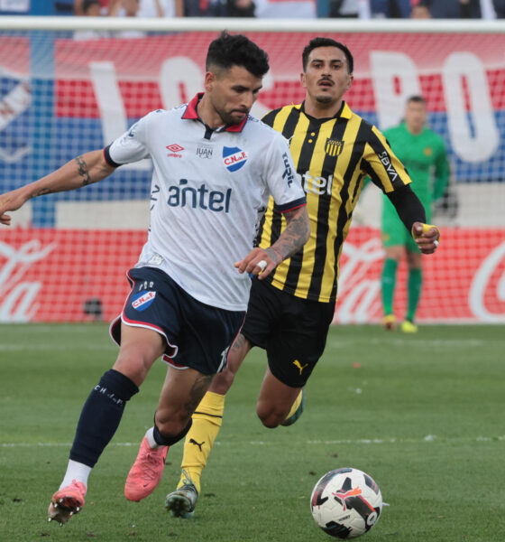 Gabriel Báez (i) de Nacional disputa un balón con Eduardo Darias de Peñarol en un partido de la fecha 6 del Torneo Clausura de la Primera División de Uruguay. EFE/ Gastón Britos